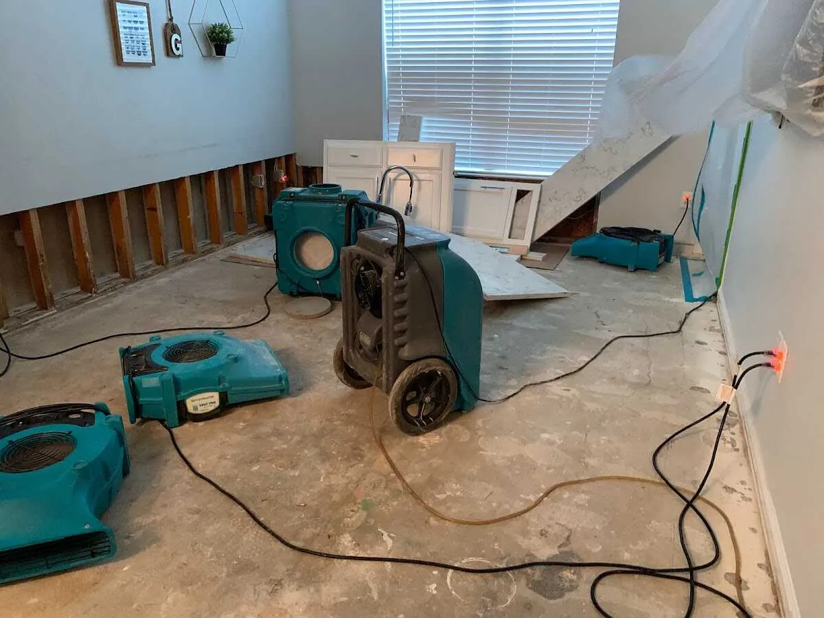 Dehumidifier in flood-cut room for Water Damage Restoration in Rotterdam